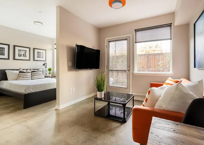 Bright Studio Apartment - Food Carts & Local Shops