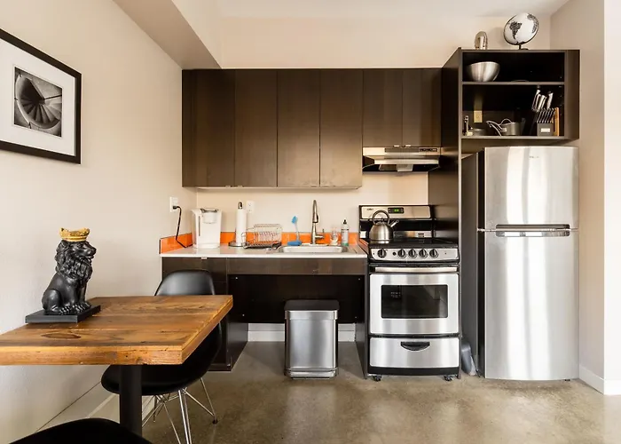 Bright Studio Apartment - Food Carts & Local Shops