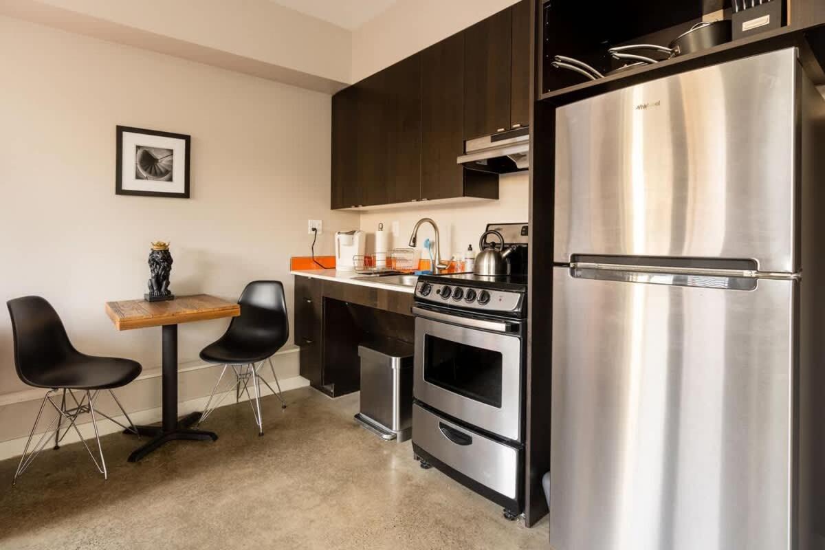 Bright - Food Carts & Local Shops Apartment *